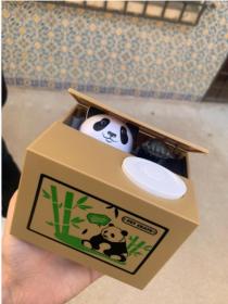 Tirelire automatique avec un mignon petit panda à l’intérieur